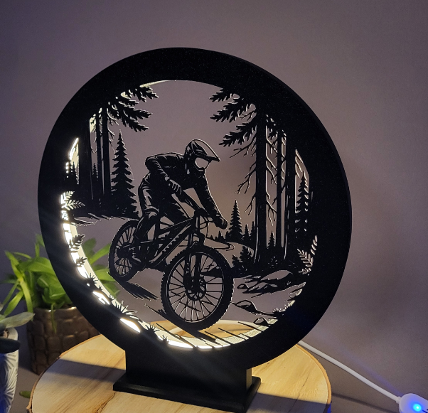 LAMPĂ 3D MTB – LUMINĂ AMBIENTALĂ PENTRU ADRENALINĂ ȘI RELAXARE